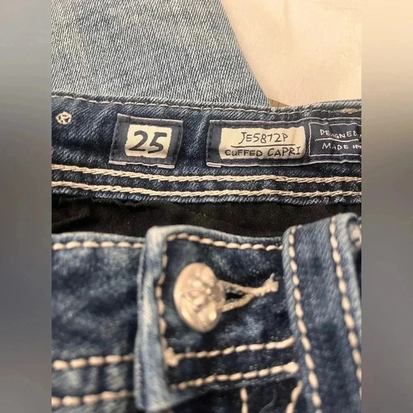 Miss Me Cuffed Capri Cropped Blue Denim Jeans Jewel Flap Back Pockets Size 25 - Picture 3 of 4